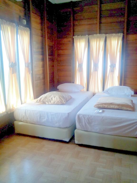 Pelangi Lake Resort Tanjung Pandan Exterior foto